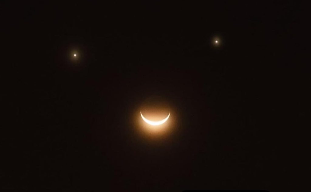 كوكبان يتوسطهما القمر في سماء الإمارات الجمعة المقبلة