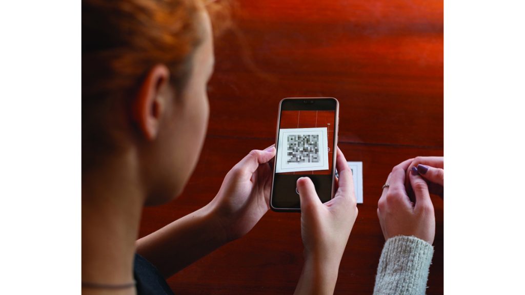 «كيو آر كود» احتيالية على لوحات إرشادية تستدرج الضحايا في الأماكن العامة