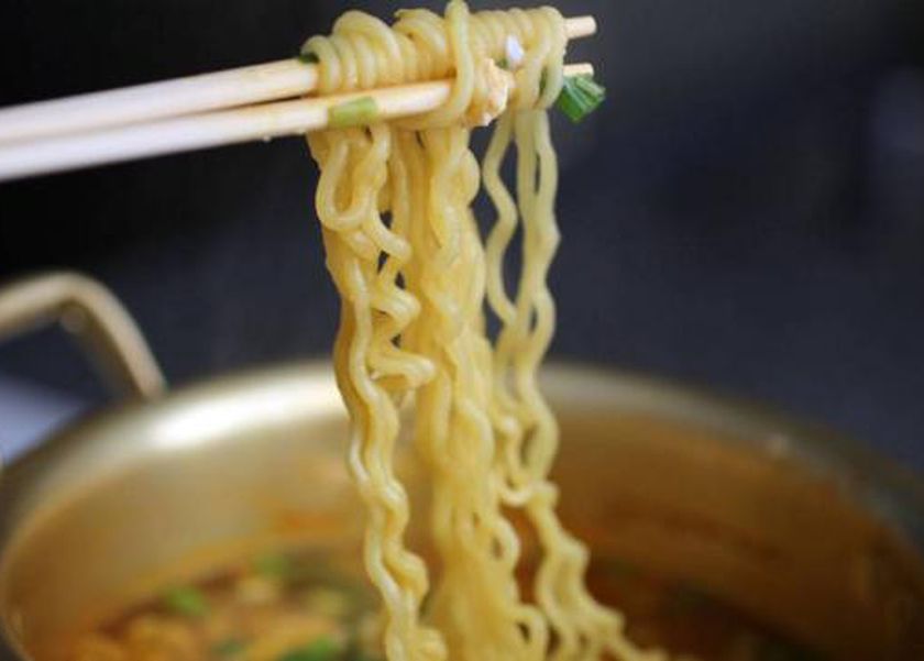هل تسبب النودلز الإصابة بتسمم الدم؟.. خبراء التغذية يحذرون من الإفراط في تناولها