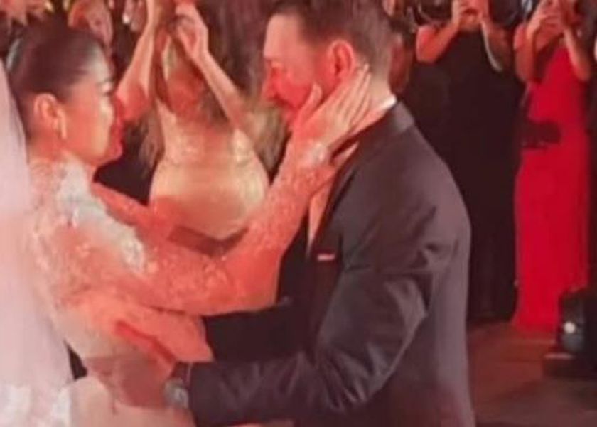 دموع ليلى أحمد زاهر في حفل زفافها.. «بنت أبويا» (صور)