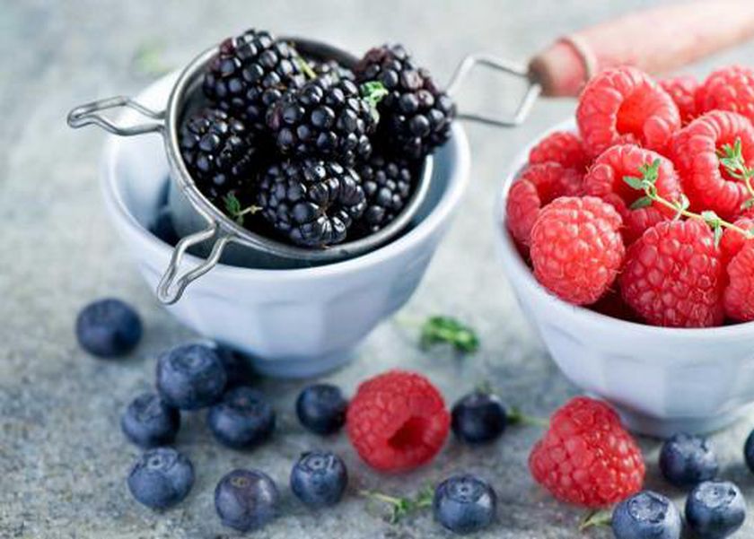 فاكهة موسمية خارقة بمخاطر خفية.. ما لا تعرفه عن التوت؟