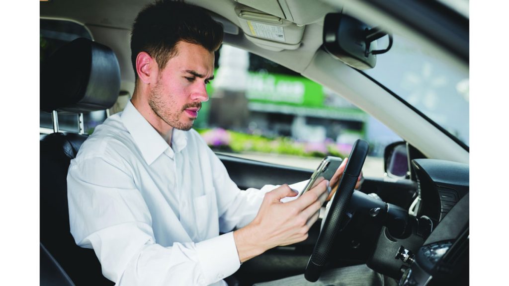 «برامج الدردشة» تورط سائقين في حوادث جسيمة