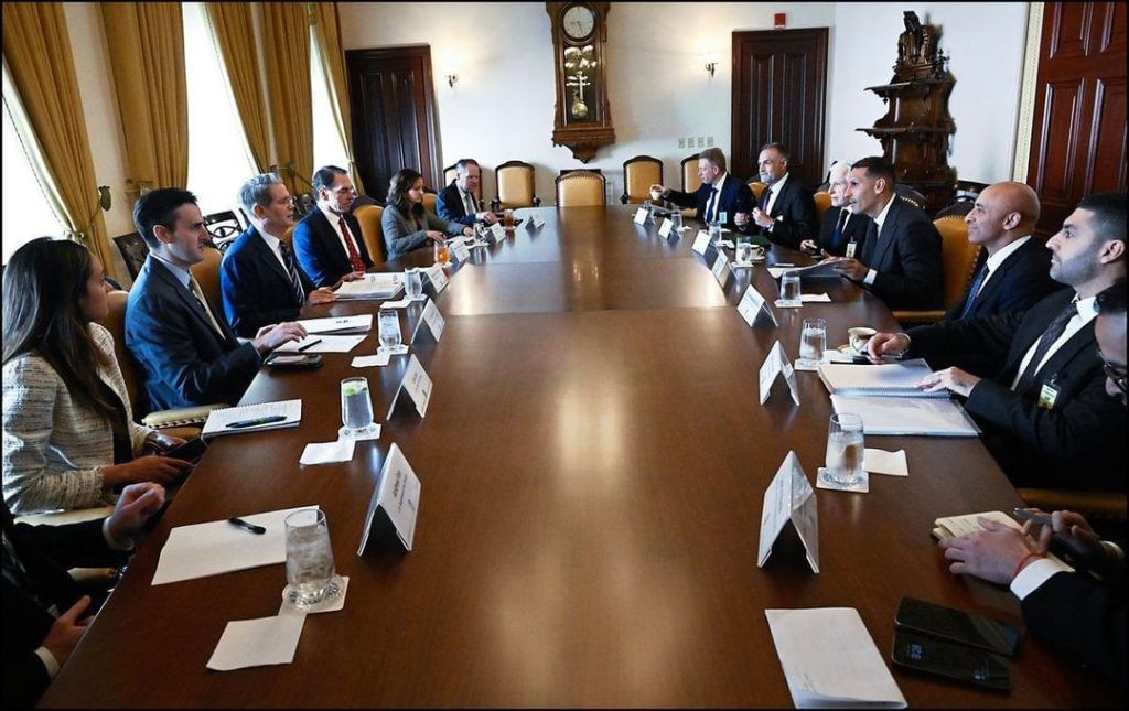 خلدون المبارك يناقش مع كبار المسؤولين بواشنطن خطط الإمارات الاستثمارية في أمريكا