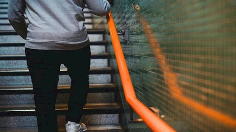 دراسة: صعود السلالم يوميا يعزز صحتك