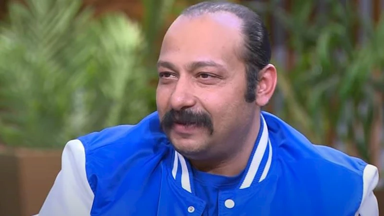 محمد ثروت يرزق بمولودة جديدة تدعى “قمر”