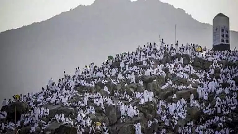 هل يجوز ارتداء المرأة للون غير الأبيض فى الحج؟.. عضو مركز الأزهر تجيب