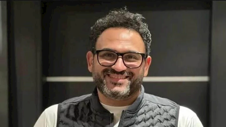 أكرم حسني يروي موقفًا مؤثرًا في بداية مشواره الإعلامي