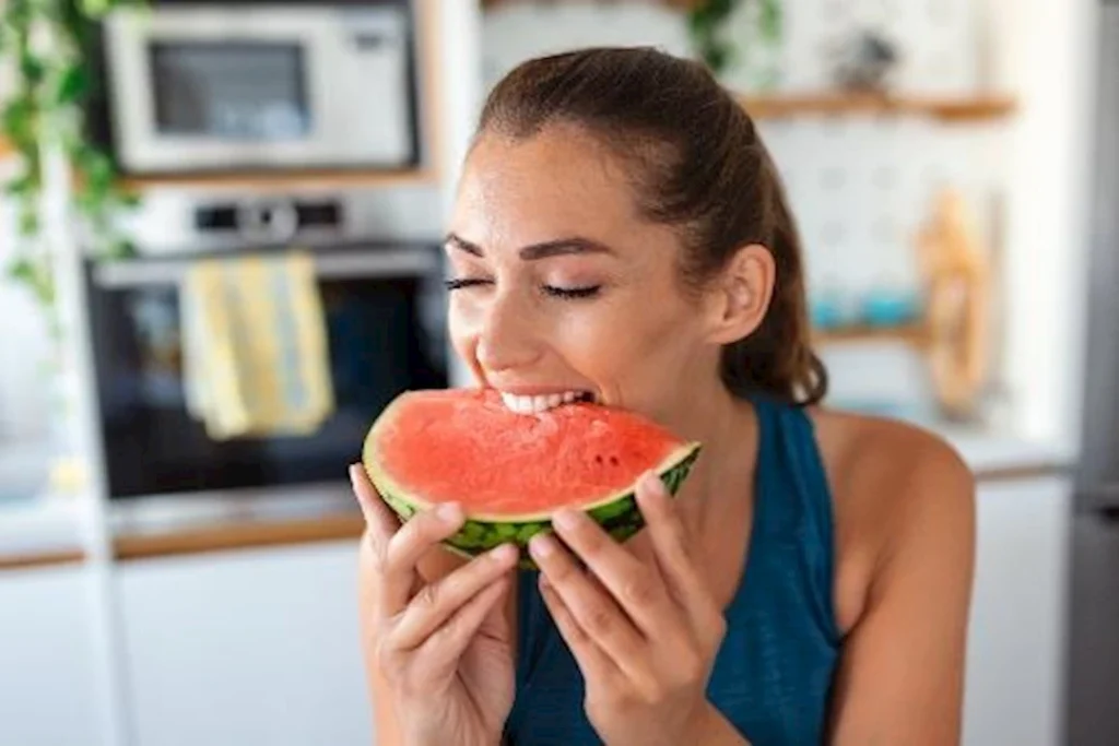 ماذا يحدث لجسمك عند تناول البطيخ في الحر؟.. لن تتوقع