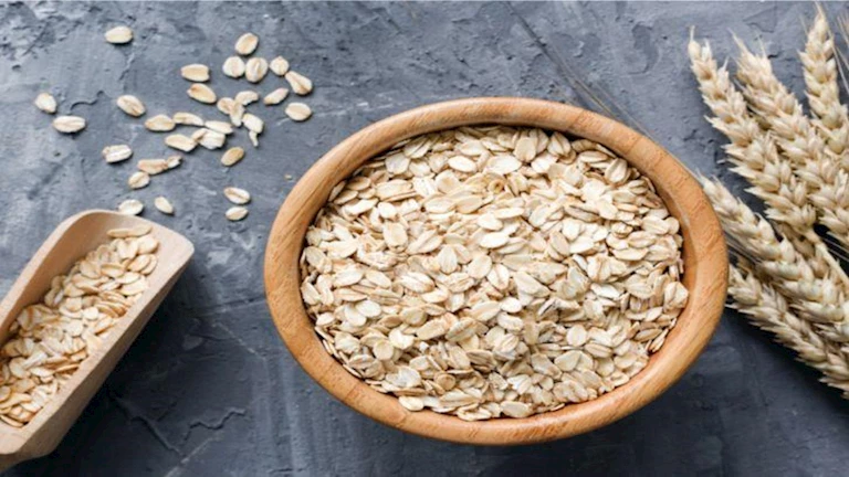 “علف للخيول”.. استشاري تغذية يحذر من تناول الشوفان لإنقاص الوزن