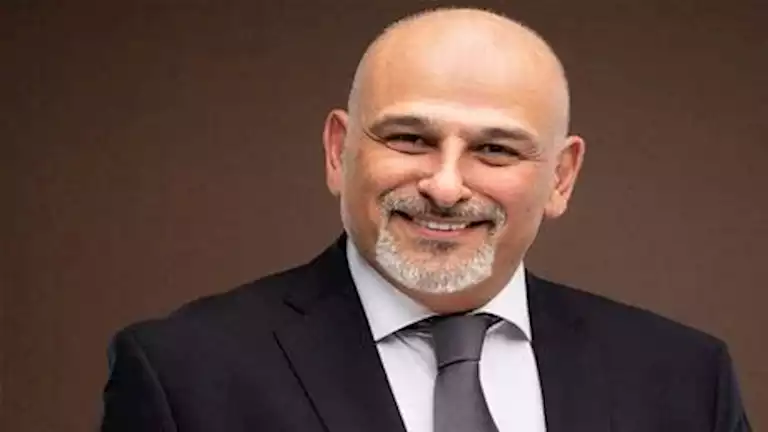 بالفيديو.. جمال سليمان يثير الجدل ويُحرج سيدة طلبت التقاط صورة معه