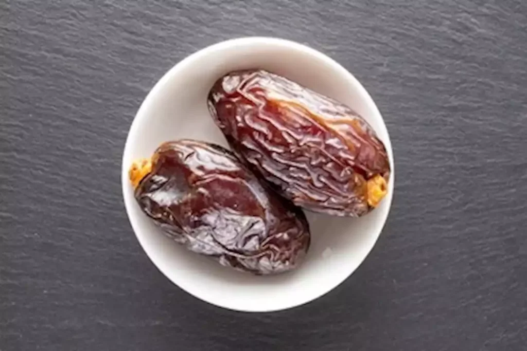 هذا ما يحدث لجسمك إذا تناولت 3 تمرات و5 حبات لوز يوميا