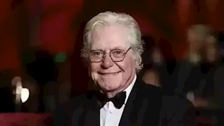 حسين فهمي يلتقي مينا مسعود في معرض الكتاب بـ أبو ظبي.. هذا ما حدث بينهما؟