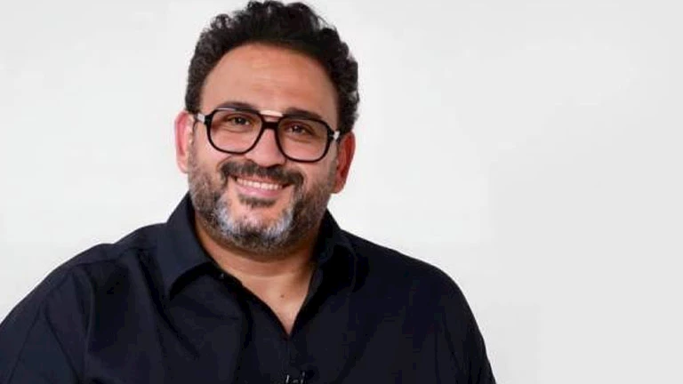 بالفيديو.. أكرم حسني ينشر كواليس بروفة “ألف تيتة وتيتة” قبل عرضها في جدة