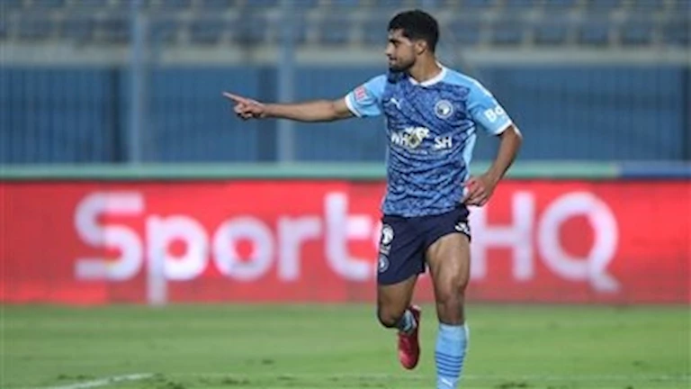 مصدر يوضح لمصراوي موقف إبراهيم عادل من مباراة بيراميدز و أورلاندو