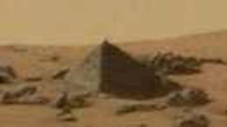 أهرامات على سطح المريخ.. هل وصل الفراعنة إلى الفضاء؟ (صور)