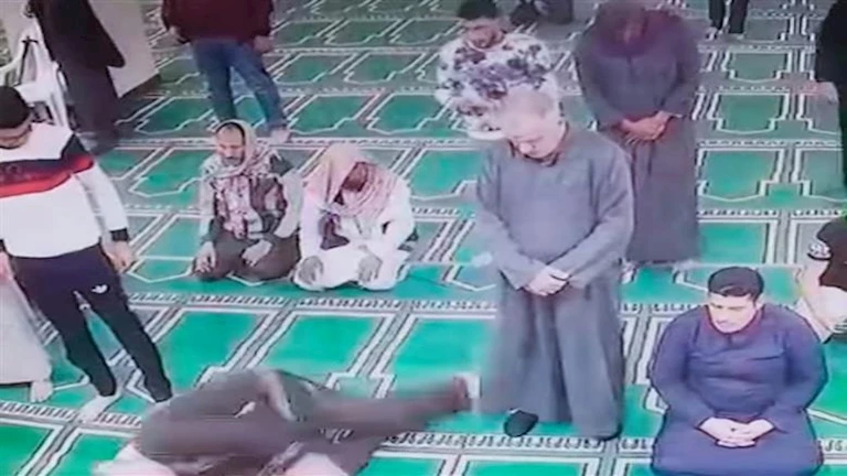 حُسن خاتمة.. وفاة مؤذن أثناء صلاة العشاء بالمسجد في مدينة الضبعة (فيديو)