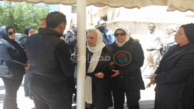 انهيار عارفة عبدالرسول في جنازة زوجها بالإسكندرية (صور)