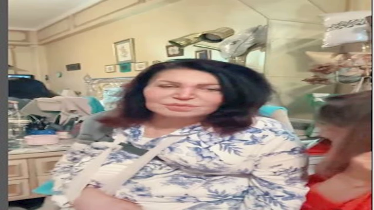 إصابة الفنانة نجوى فؤاد بكسر في ذراعها ولقاء سويدان تنشر فيديو معها