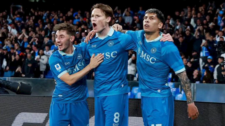نابولي يفوز على إمبولي بثلاثية في الدوري الإيطالي
