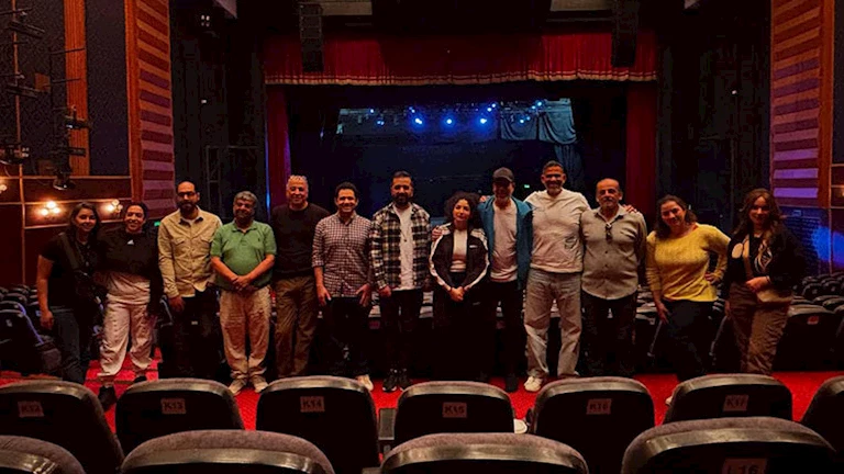 مدحت العدل ينشر صورة من تحضيرات مسرحية “أم كلثوم”