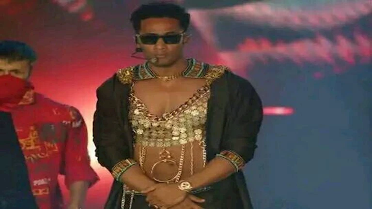 مصممة “بدلة رقص محمد رمضان” تكشف كواليس تصميمها المثير للجدل