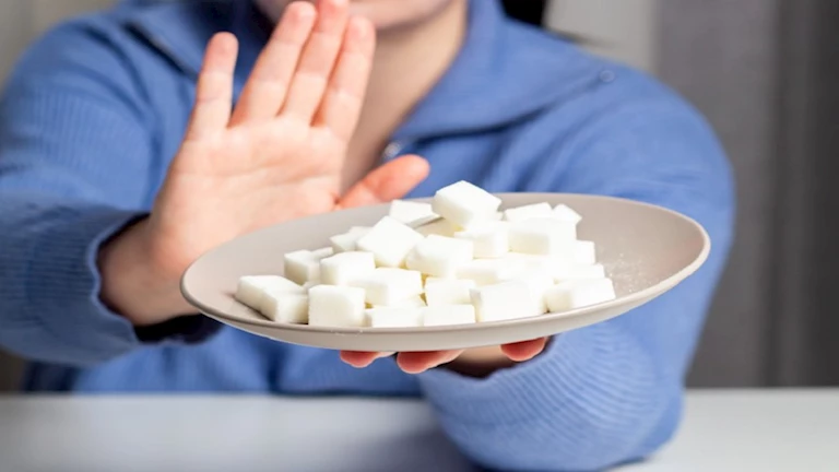 ماذا يحدث لجسمك عند التوقف عن تناول السكر لمدة شهر؟