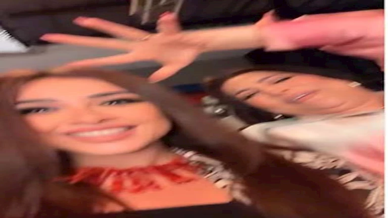 ياسمين عبدالعزيز ترقص وتغني مع بدرية طلبة.. والجمهور: “خسيتي” (صور وفيديو)