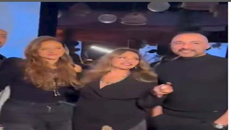 ليلى علوي ترقص وتغني مع نيللي كريم باحدى المناسبات (صور)