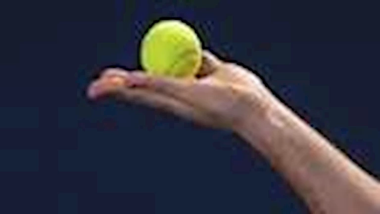 لماذا عليك وضع كرة تنس في حقيبتك على متن الطائرة؟