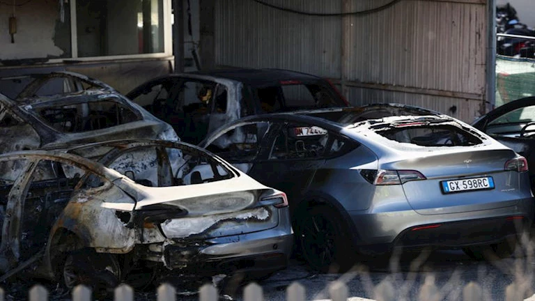 احتراق عدد من سيارات تسلا في روما.. وماسك: “الإرهاب”