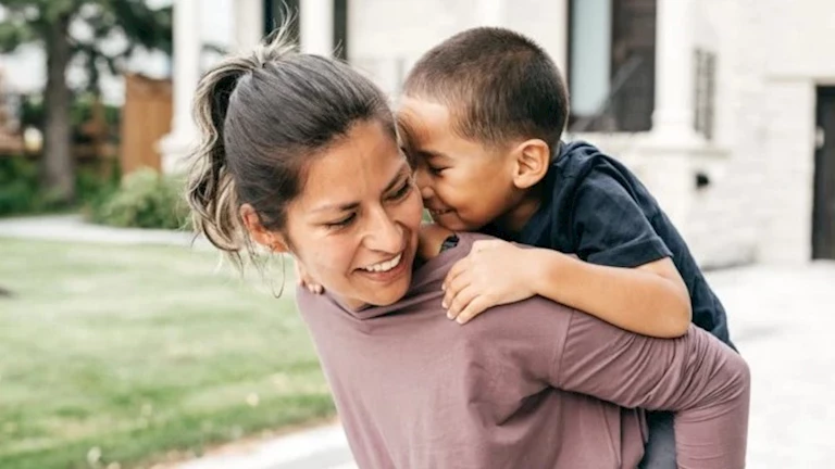 كيف يؤثر حنان الأم على شخصية الأبناء؟