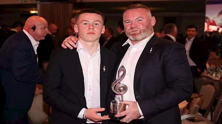 “ضغوط نفسية ومشاكل في الإرث”.. تألق نجل واين روني مع يونايتد.. ما القصة؟