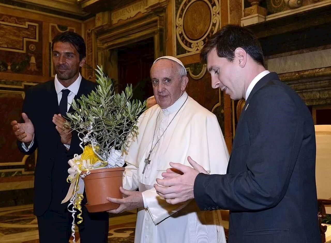 البابا فرنسيس مع ميسي وبوفون