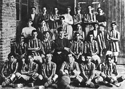 فريق سان لورينزو المبكر مع الأب لورينزو ماسا، حوالي عام 1908
