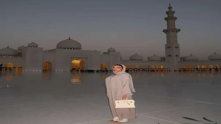 جورجينا بالحجاب وحقيبة بسعر خيالي في مسجد بأبوظبي.. 10 صور تخطف الأنظار