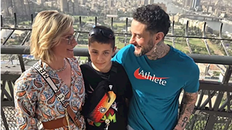 أحمد الفيشاوي يشارك جمهوره صور مع عائلته من برج القاهرة