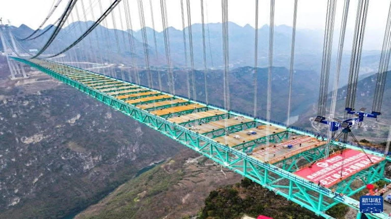ارتفاعه 625 مترا.. 10 صور مرعبة لـ أعلى جسر جديد في العالم (فيديو)