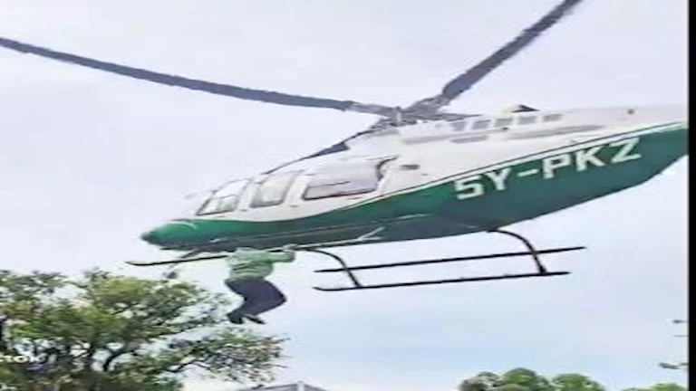 فيديو صادم.. شاب يتشبث بطائرة هليكوبتر لحظة إقلاعها – لن تتوقع ما حدث