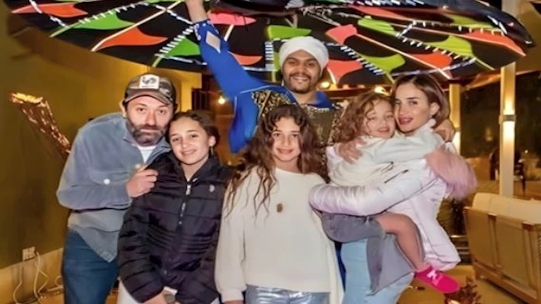 صورة متداولة لـ كريم محمود عبدالعزيز مع زوجته وبناته تثير الجدل