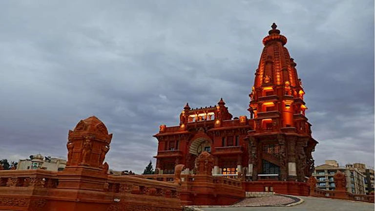 قصر البارون بالإضاءة الليلية