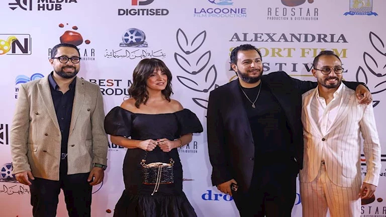 النجوم يتوافدون على السجادة الحمراء لمهرجان الإسكندرية للفيلم القصير