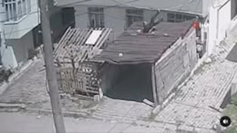 لحظات تحبس الأنفاس.. رجل يقفز من النافذة هربا من الزلزال في إسطنبول (فيديو)