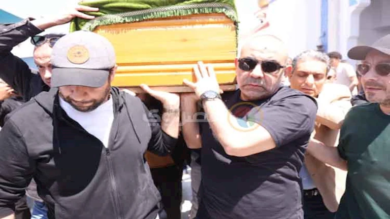 بالصور.. حمزة العيلي ومحسن منصور يحملان “نعش” زوجة نضال الشافعي