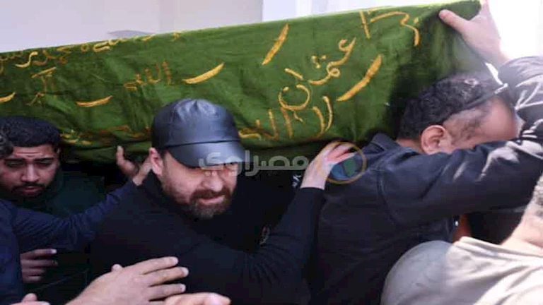 بالصور..انهيار نضال الشافعي في جنازة زوجته قبل توديعها لمثواها الأخير