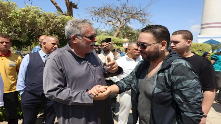 بالصور.. وفاء عامر وأحمد زاهر ورزق في جنازة زوجة نضال الشافعي