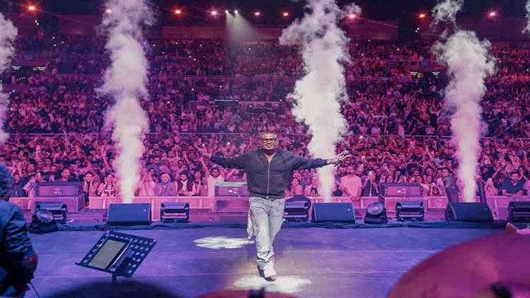 ليلة لا تنسى في البحرين.. عمرو دياب يشعل “الدانة” ويتألق وسط حضور الآلآف