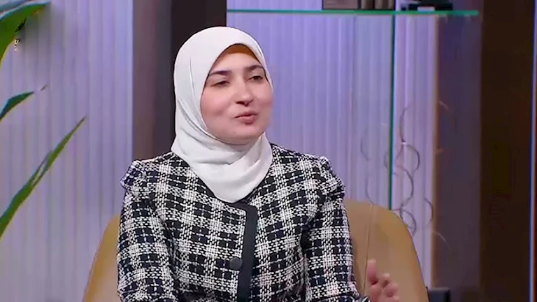 هل تأثم الأم التي تترك أطفالها بعد الطلاق وتتزوج؟.. عضوة بالأزهر للفتوى تحسم