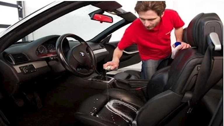 “صنفرة ورغوة”.. خطوات بسيطة للعناية بفرش السيارة الجلد