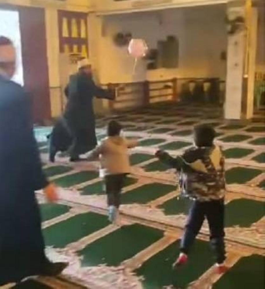إمام يلهو مع أطفال داخل مسجد.. فيديو يثير الجدل في مصر