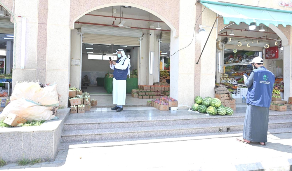 «بيئة الباحة» تُنذر 13 محلاً بأسواق النفع العام